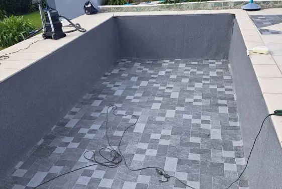 Piscine Béton enterrée revêtement PVC armé gris