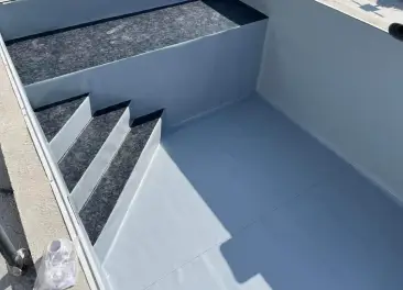 Piscine avec liner et escalier d'angle