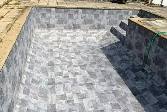 Piscine avec revêtement pvc armé gris